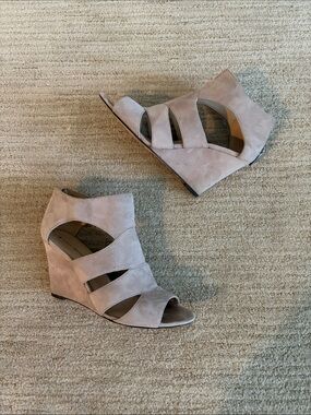 Women’s Taupe Suede Peep-Toe Strappy Ankle Wedge Booties, 6.5